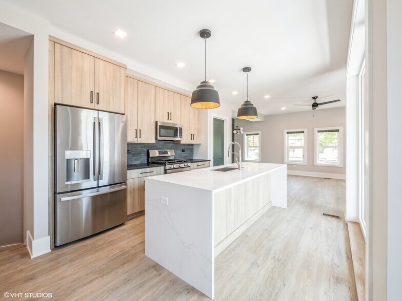 Building Photo - 1607 W Waveland Ave