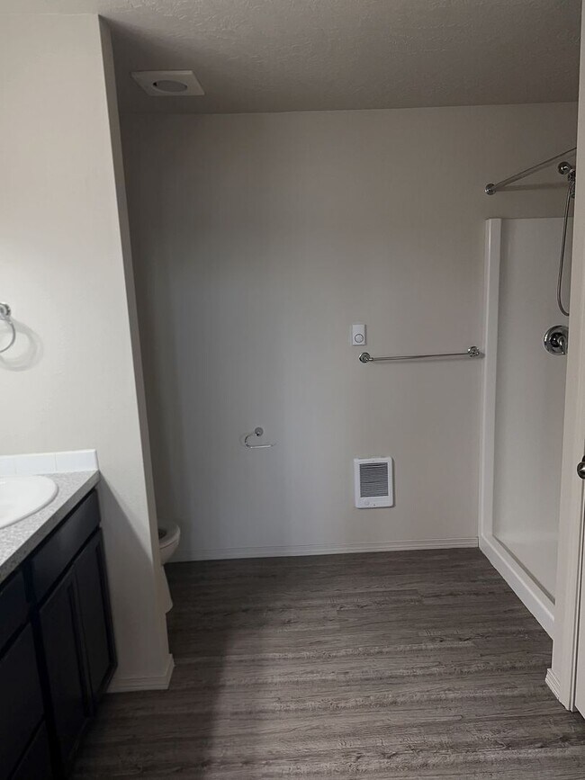 Building Photo - Stunning 4 Bedroom 2.5 Bath Duplex town ho...
