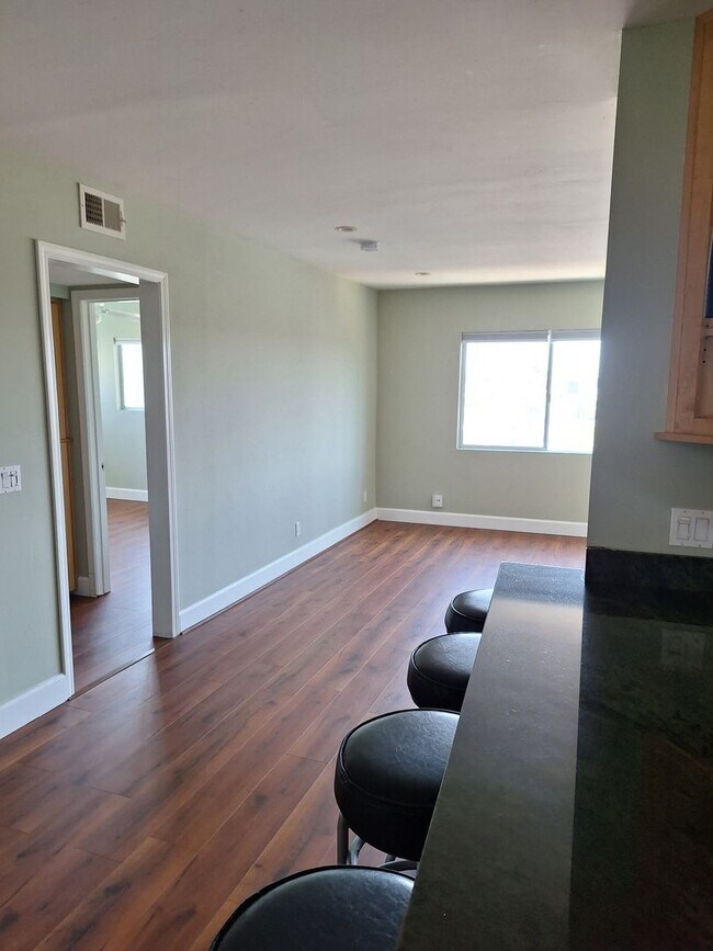 Building Photo - Spacious 2 bedroom