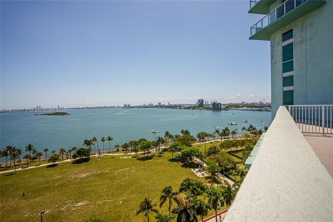 Building Photo - 1900 N Bayshore Dr