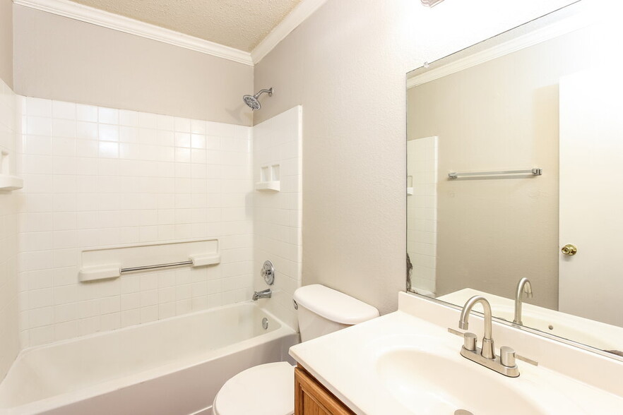Building Photo - 4812 Waterford Dr