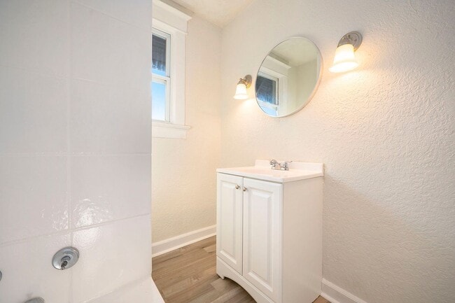 Building Photo - 5 Bedroom Home Near Central Park and Centr...