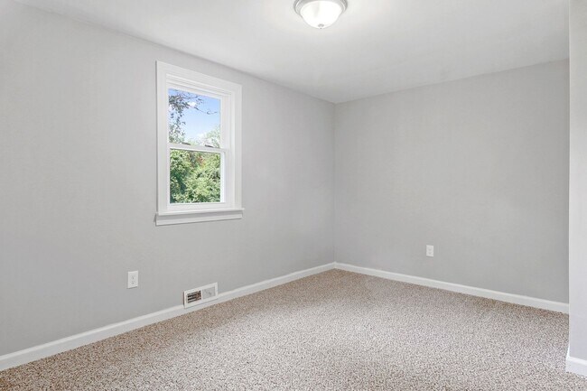 Building Photo - Coming Soon! Spacious 3 Bedroom, 1 Bath Ho...