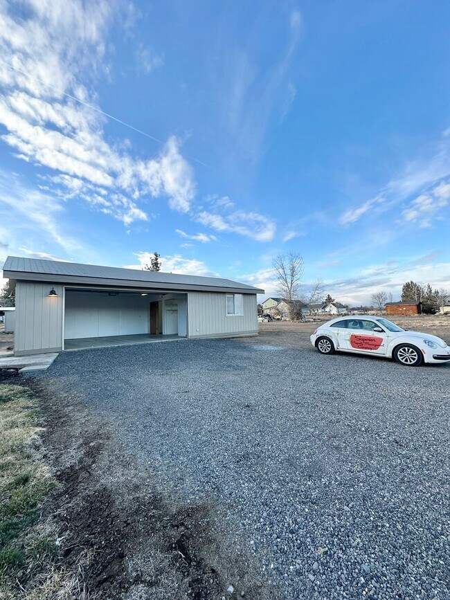 Building Photo - Light & bright single level home in NE Bend!