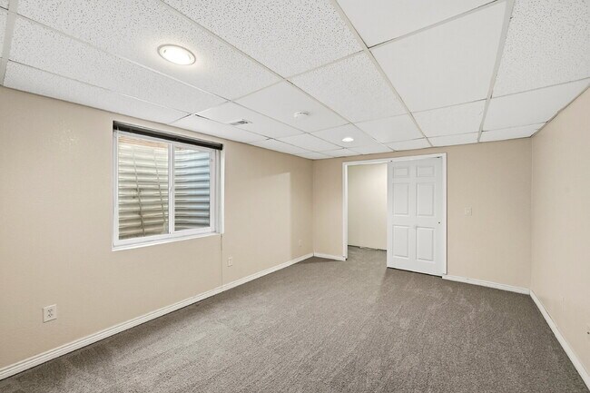 Building Photo - $2,595.95, 5 bed, 3.5 bath with a fenced back yard