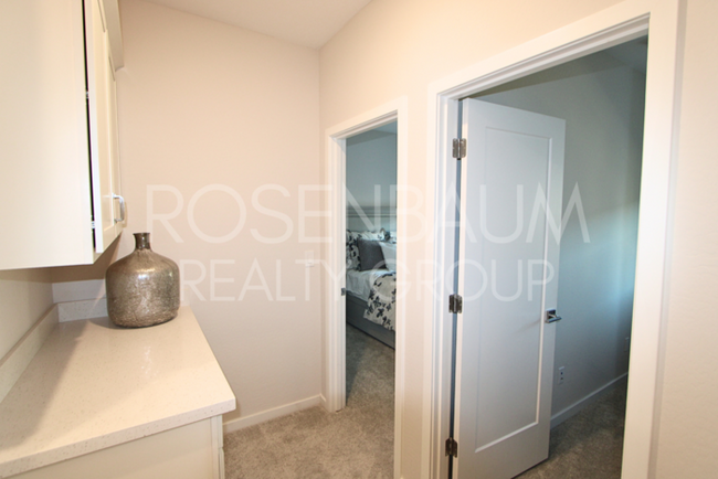 Building Photo - Stunning 3-beds, 2.5-baths townhome in the...