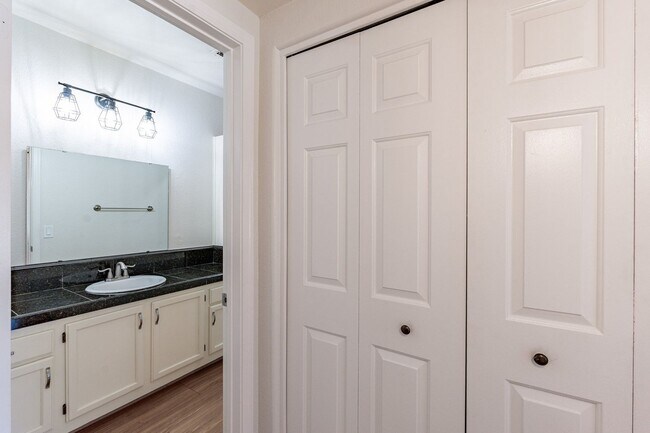 Building Photo - Chandler's Best-Kept Secret: Spacious Cond...