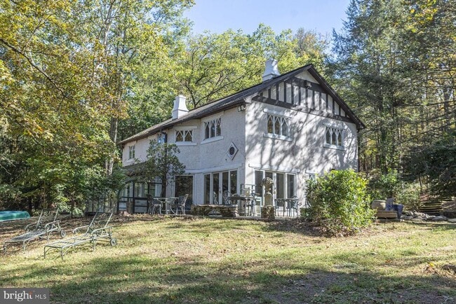 Building Photo - 132 E Dark Hollow Rd