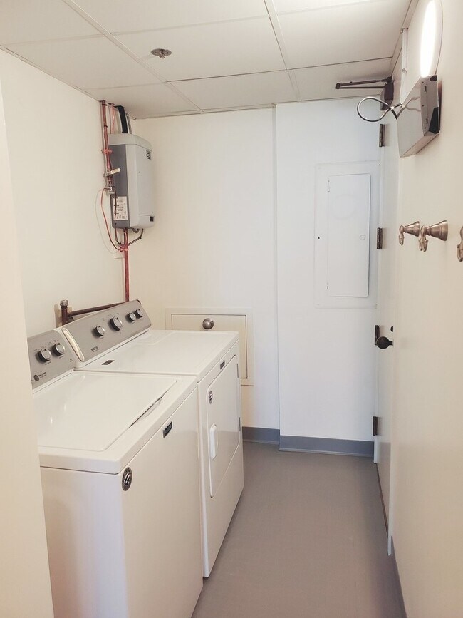 Building Photo - 180 E Pearson St