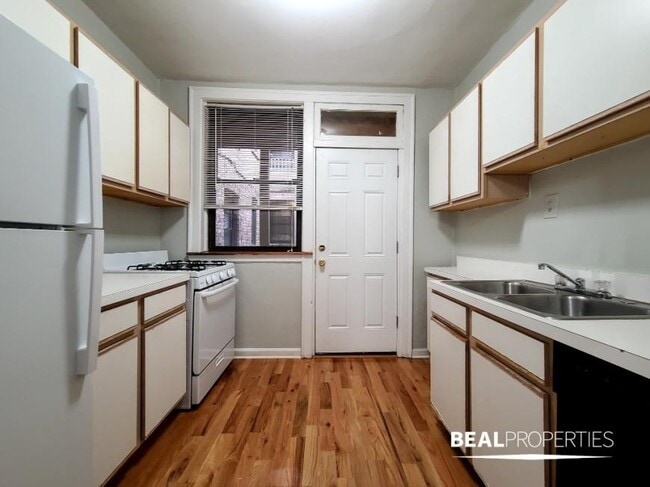 Building Photo - 2 bedroom in CHICAGO IL 60613