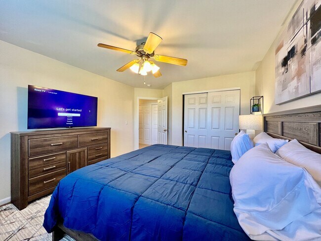 Building Photo - Large executive home in pool community Mas...