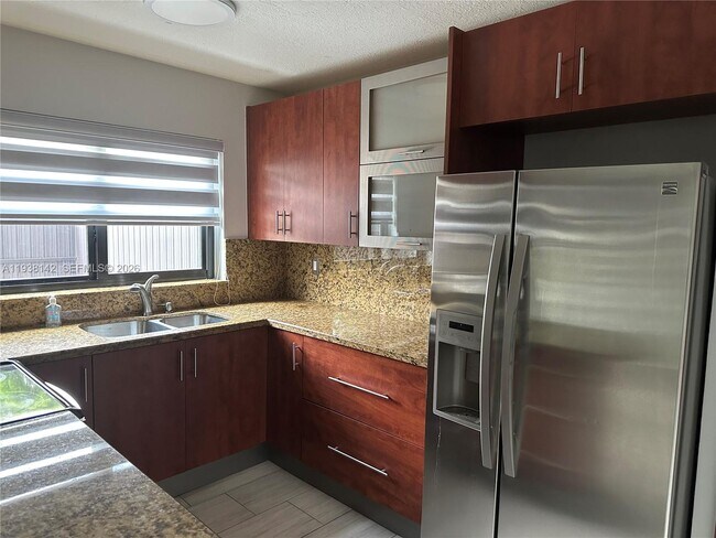 Building Photo - 6526 Kendale Lakes Dr