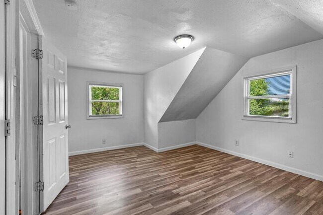 Building Photo - 8817 Blewett Ave