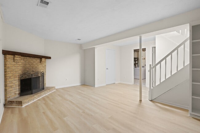 Building Photo - 125 W Annandale Rd