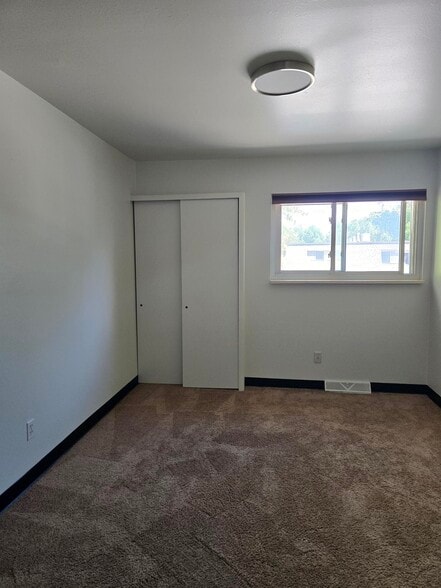 Spacious and bright bedroom 1 - 2751 Leisure Dr