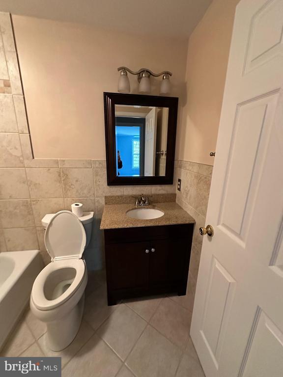 Building Photo - 9 Collis Ct