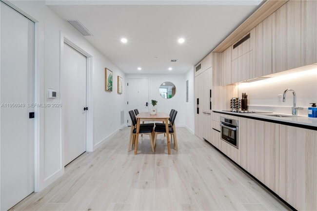 Building Photo - 225 N Miami Ave