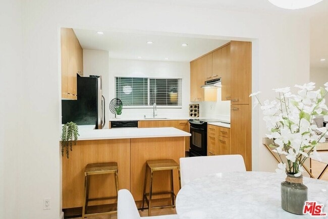 Building Photo - 645 Westmount Dr