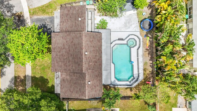 Building Photo - 10108 SW 53rd Ct