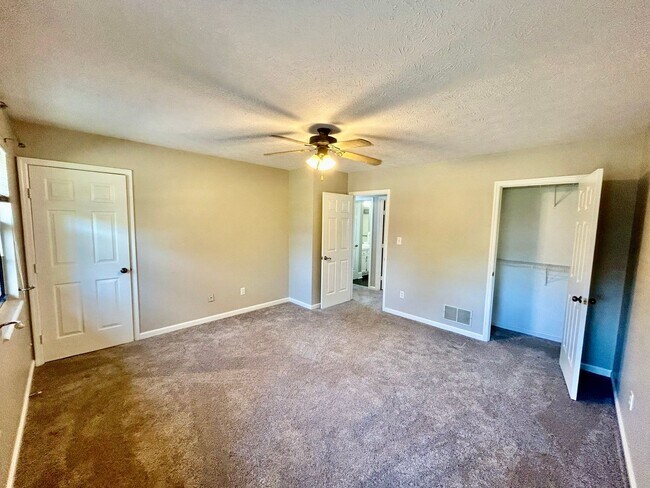 Building Photo - Cozy 2 Bed, 1.5 Bath in Lexington!