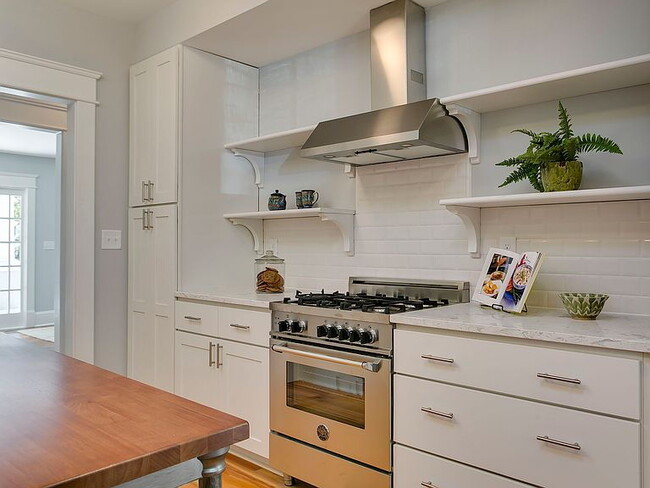 Building Photo - 926 W Trinity Ave