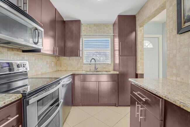 Building Photo - 9851 Sandalfoot Blvd