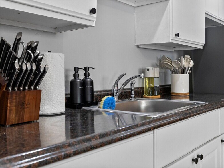 Building Photo - 168 School St