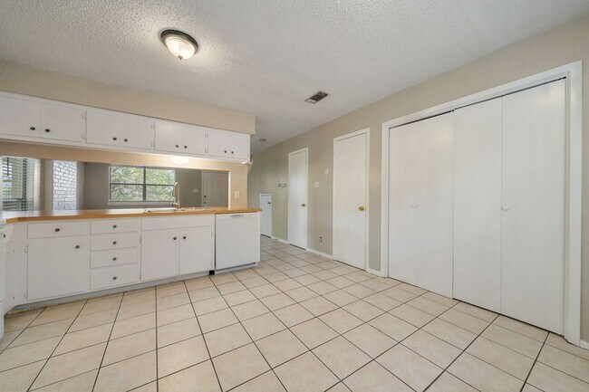 Building Photo - AUS8108 Dunn