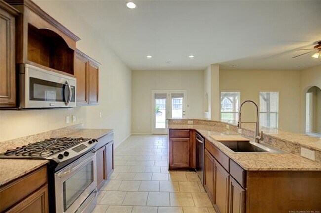 Building Photo - Spacious 4 Bed | 2 Bath | Large backyard | Bixby