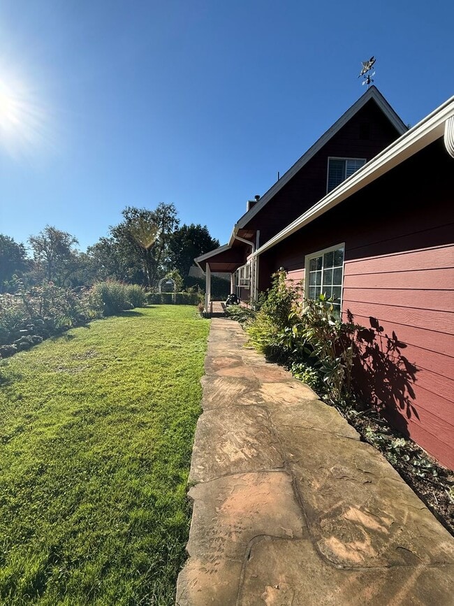 Building Photo - Experience the perfect blend of comfort, s...