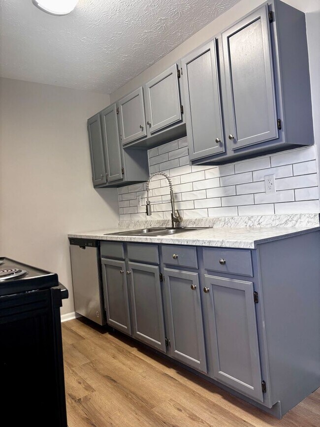Building Photo - Newly Renovated 2 bedroom in Englewood!