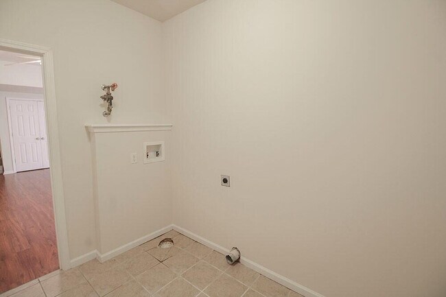 Building Photo - 1932 Center St