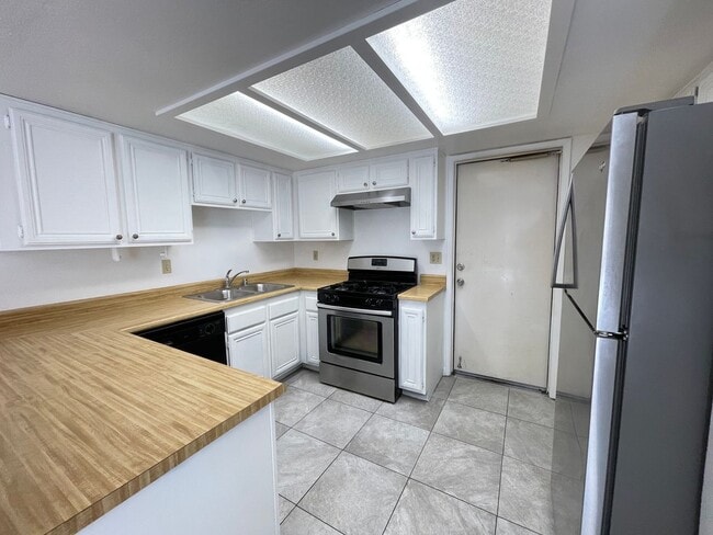 Building Photo - Upgraded Linda Vista Village Townhome.