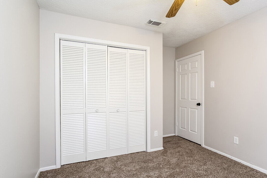 Building Photo - 9215 Grandview Park Dr