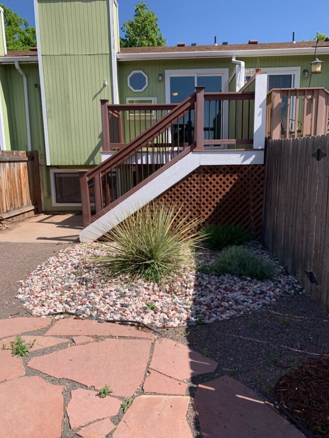 Building Photo - STUDENTS WELCOME! Lovely 2 Bed 1.5 Bath To...