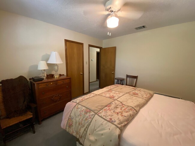 Building Photo - 5943 Cape Coral Dr