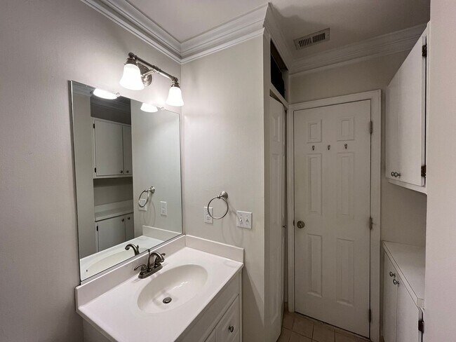 Building Photo - Excellent 2BD, 2BA Downtown Raleigh Condo in Gated Community with Bonus Office and Private Deck