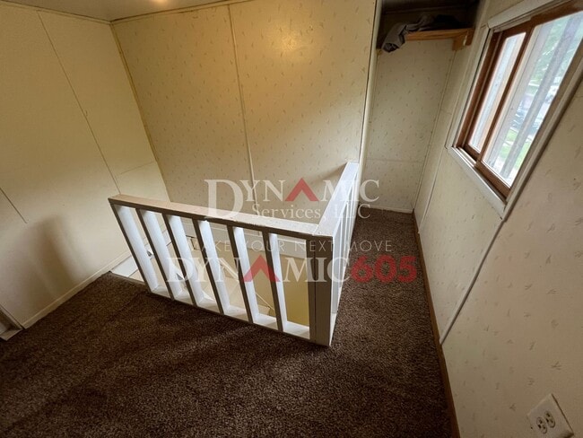 Building Photo - Upper 2BR/1BA - All Utilities Paid by Land...