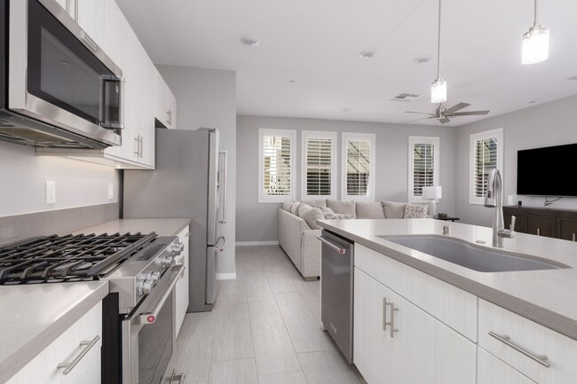 Building Photo - Luxury Summerlin townhome in resort style gated community