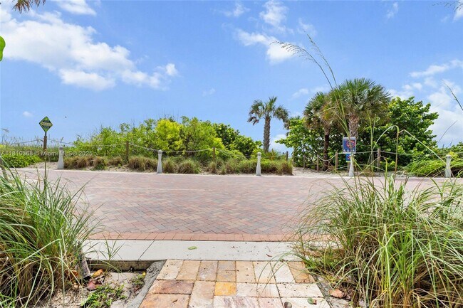 Building Photo - 5055 Collins Ave