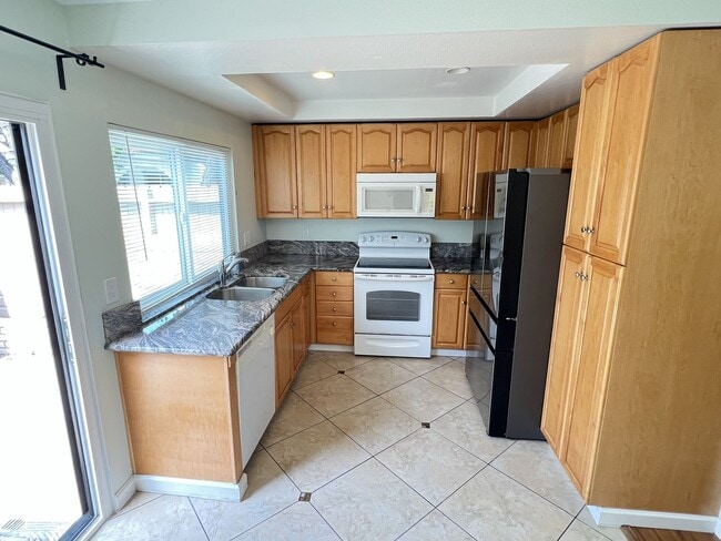 Building Photo - Fantastic 3 Bed 1.5 Bath End Unit Townhome in Orange!