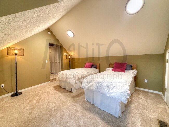 Building Photo - Elegant & Sprawling South Hill Home