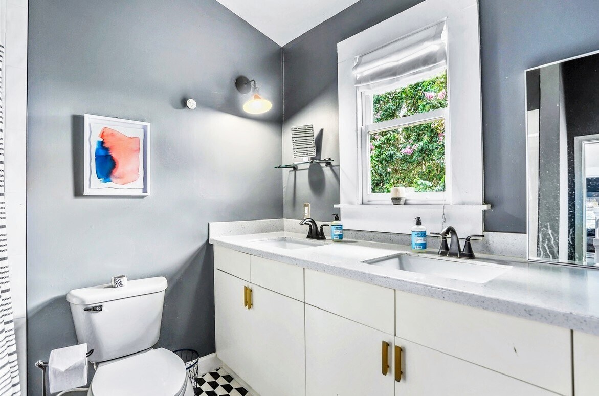 Bathroom - 66 Howell St NE