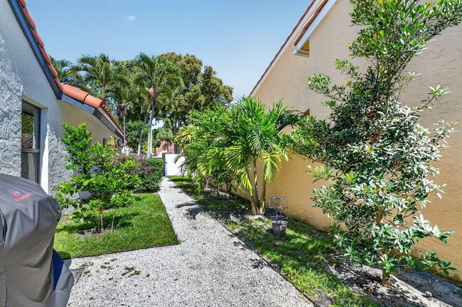 Building Photo - 1630 NW 22nd Ave