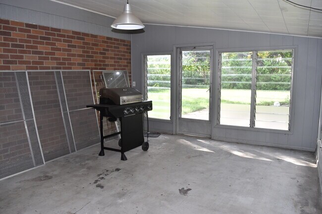 Building Photo - 607 Cherry Ave