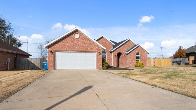 Building Photo - "Charming 3-Bedroom Bentonville Home with Granite Elegance and Cozy Fireplace!"