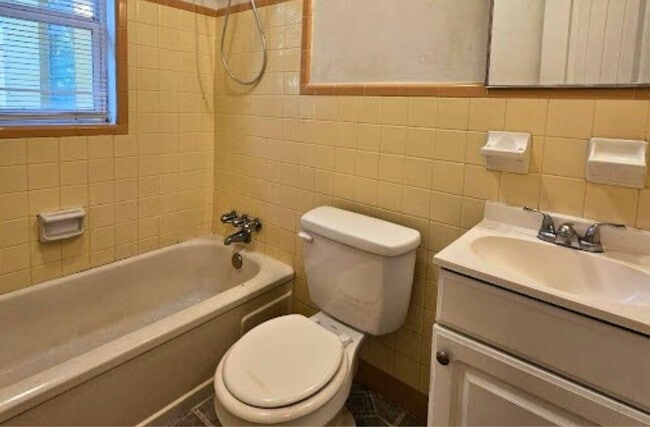 Building Photo - 3 Bedroom, 1 Bath House for rent in Lakeland *Move-In Special*