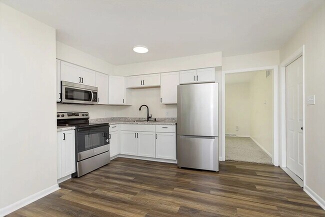 Building Photo - Renovated Duplex: Move-In Ready! 3 Bed, 1....