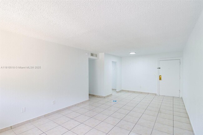 Building Photo - 606 W 81st St