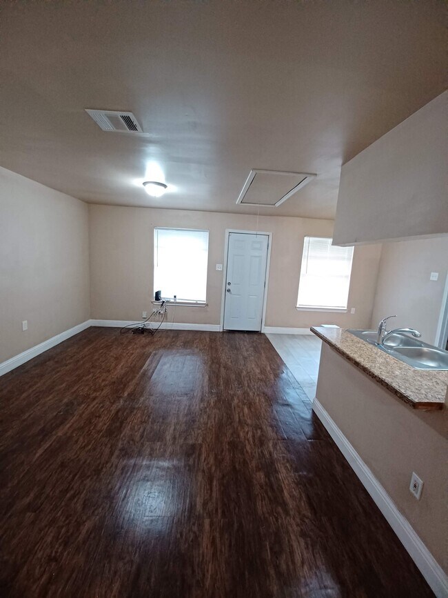 Building Photo - 5106 Dumore Dr